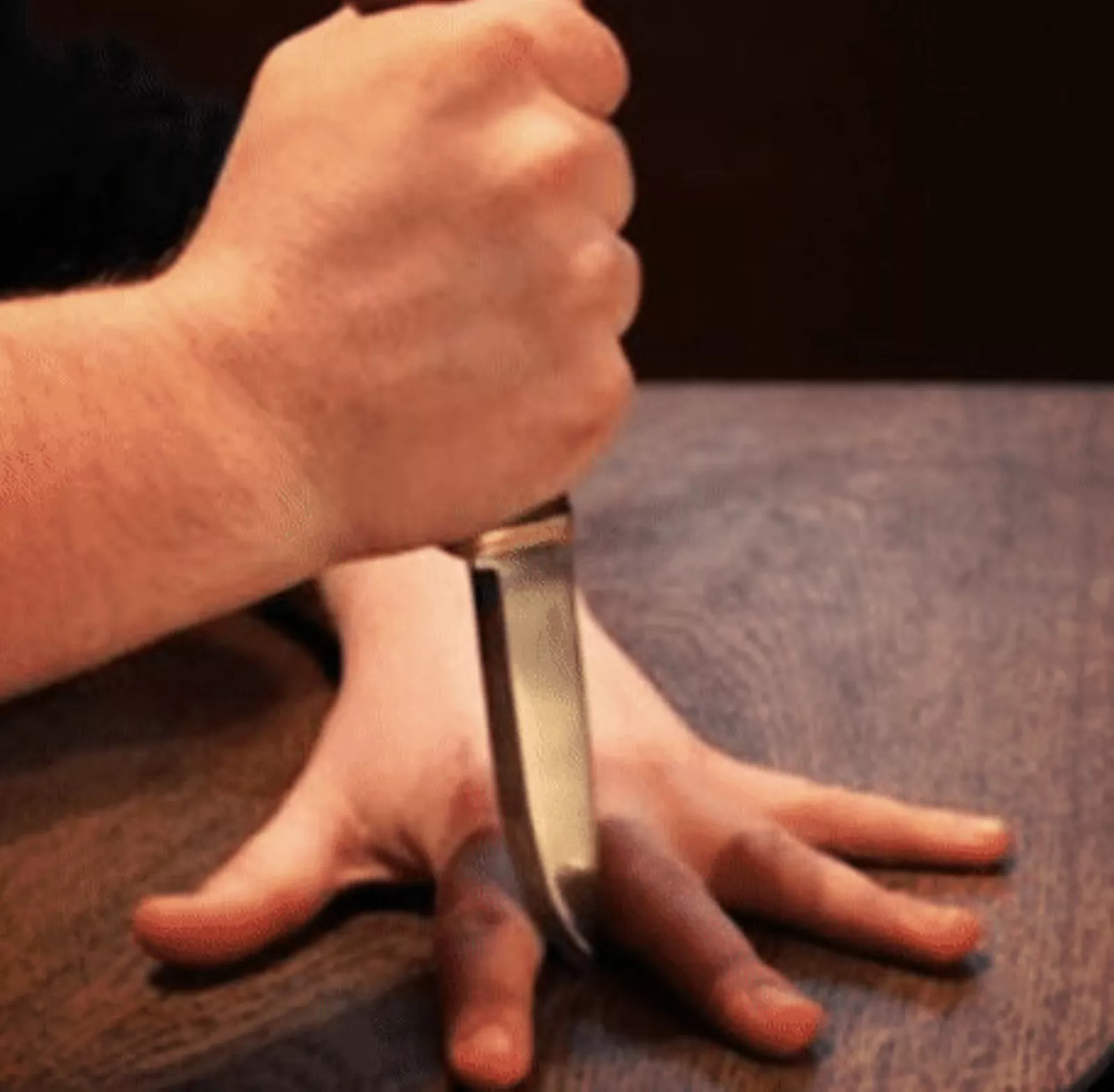 Игра с ножом между пальцев