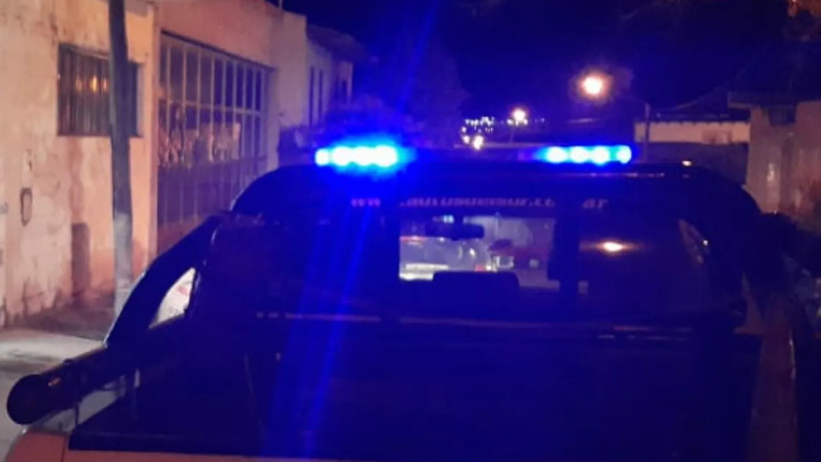 Escuchó ruidos en el techo, subió y vio al ladrón escapar, lo persiguió en el auto hasta que lo atrapó la policía