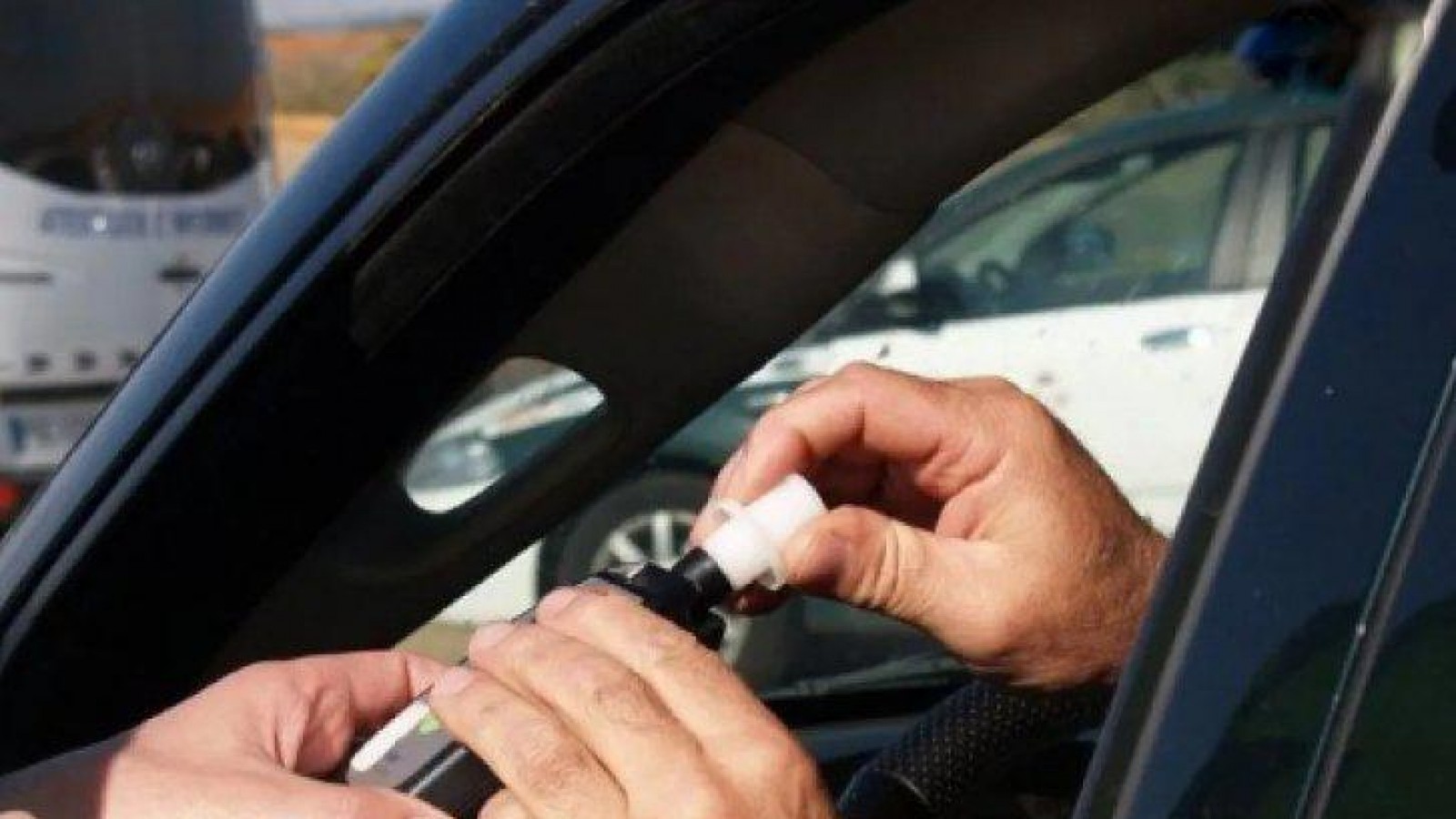 Un conductor con 1.15 g/l de alcohol en sangre intentó escapar de control policial