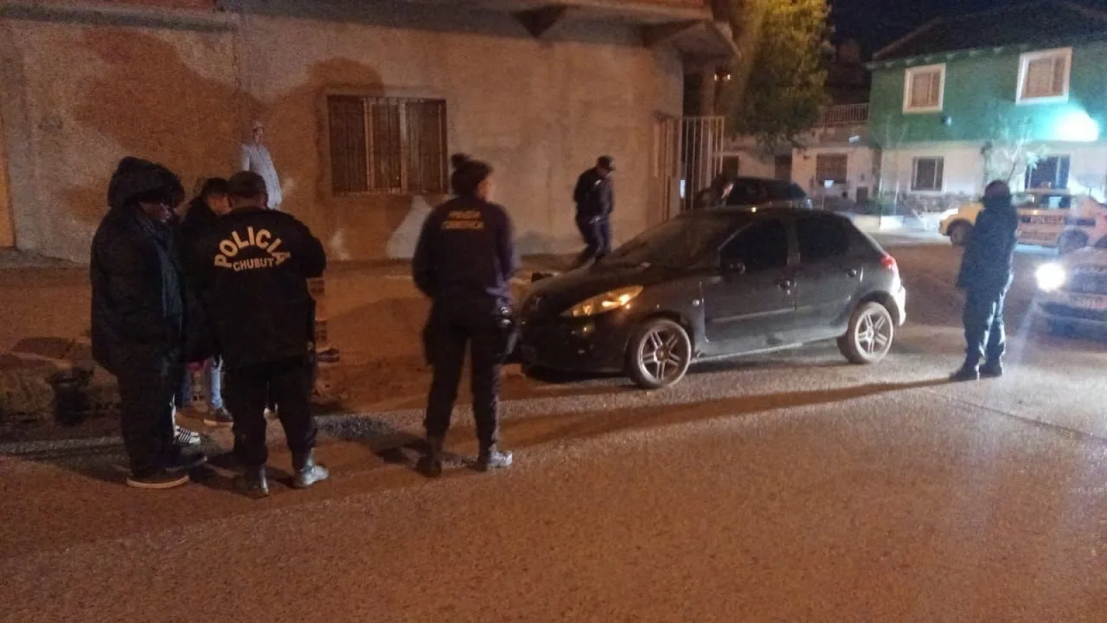 Dos hombres fueron sorprendidos "agachados a punto de robar en un auto"