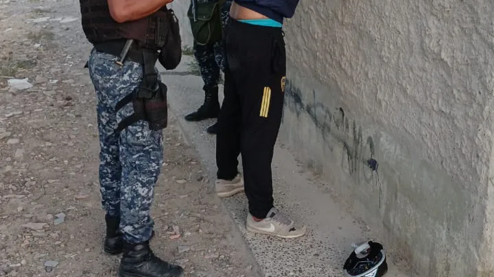 Intentó escapar, se metió en la casa de alguien y arrojó el arma al techo