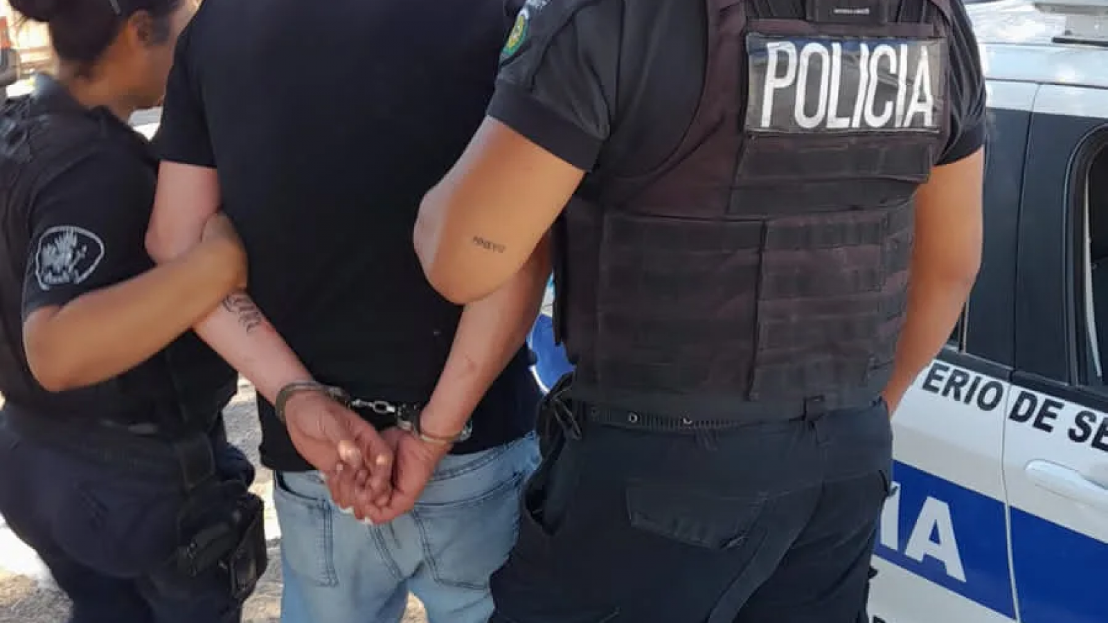 ¡Enojadísimo! Un hombre rompió el cristal de la oficina de recursos humanos y terminó tras las rejas