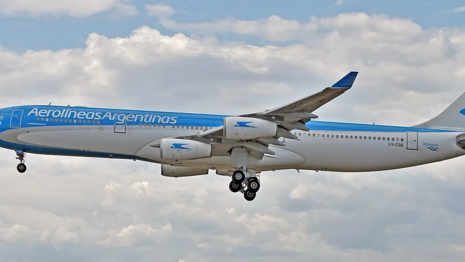 ¿Por qué volar desde Puerto Madryn puede costar más que hacerlo desde Comodoro?