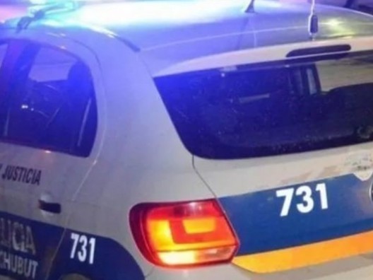 Tres hombres asaltaron un comercio, golpearon a una empleada y escaparon con $300 mil
