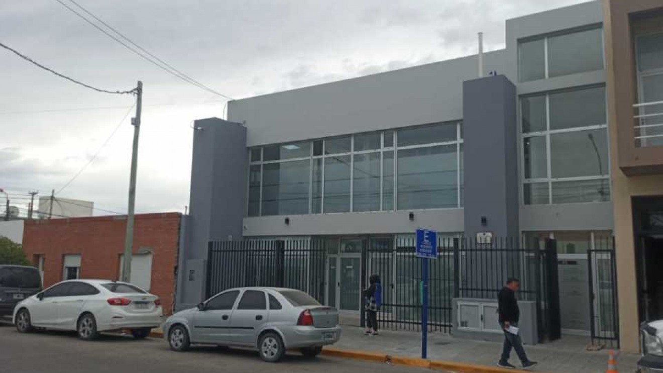 Intentó tomar el arma de un comisario durante un allanamiento y quedó bajo investigación
