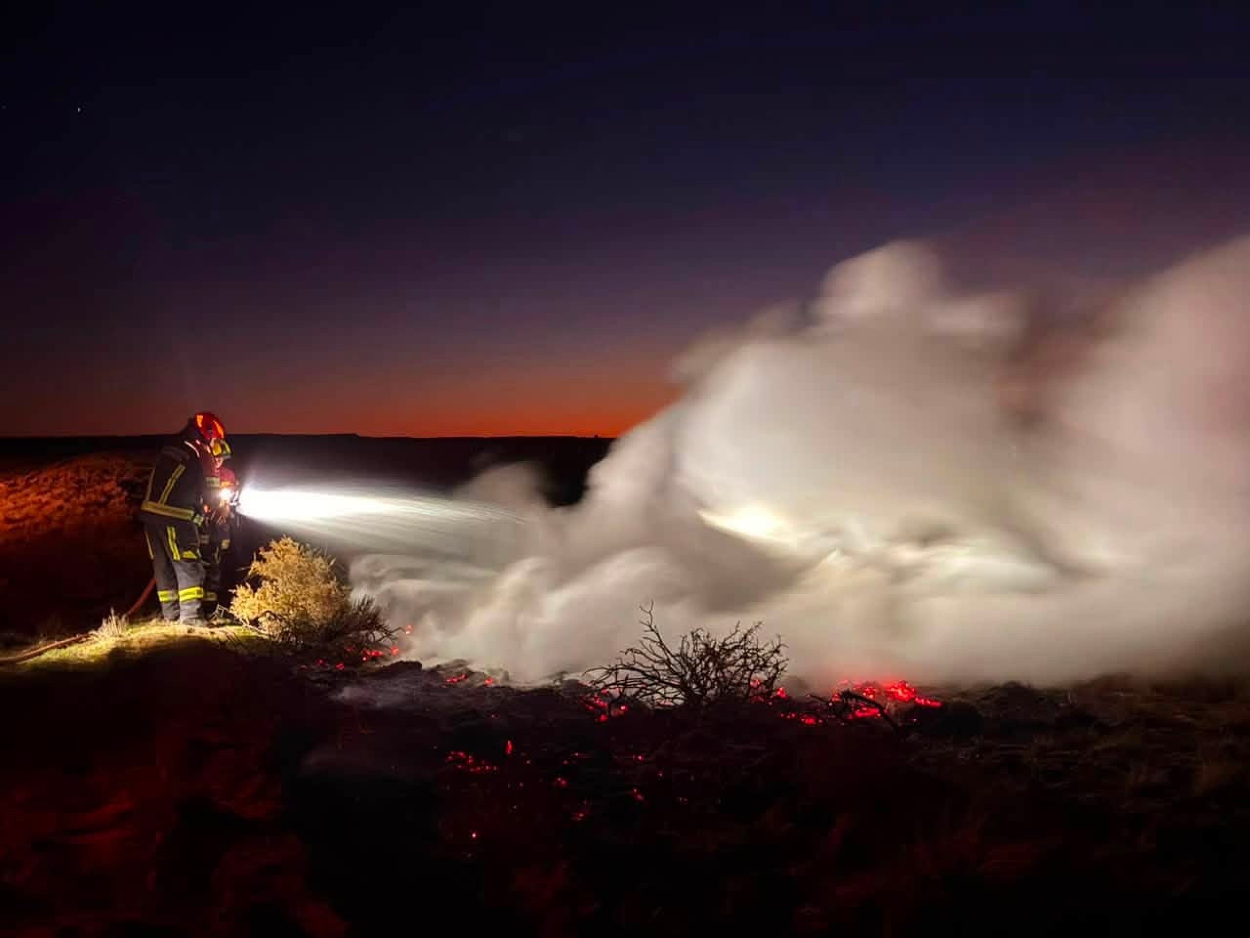 Incendio de pastizales al sur de Rawson: los bomberos controlaron el fuego junto a la Ruta Provincial 1
