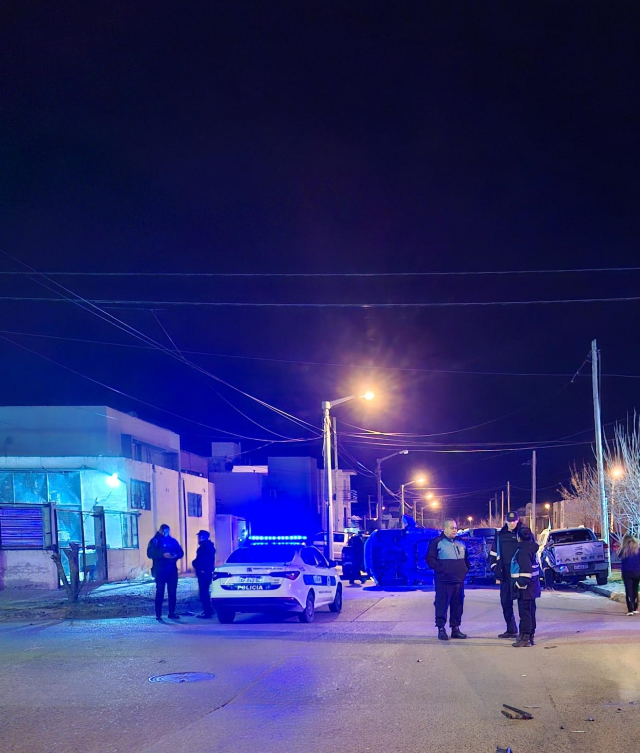 Espectacular persecución terminó con una camioneta volcada y cuatro vehículos dañados en Trelew