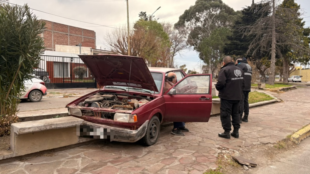 Iba camino al médico con su esposa y protagonizó un fuerte choque en Trelew