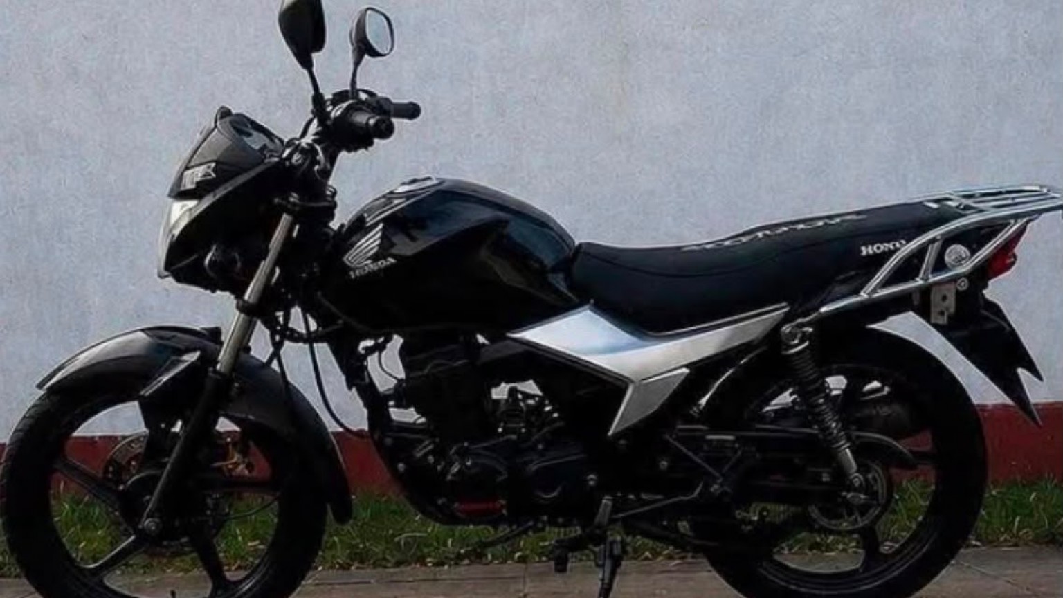 Puerto Madryn: la moto estaba atada y con el volante trabado, pero la robaron arrastrándola