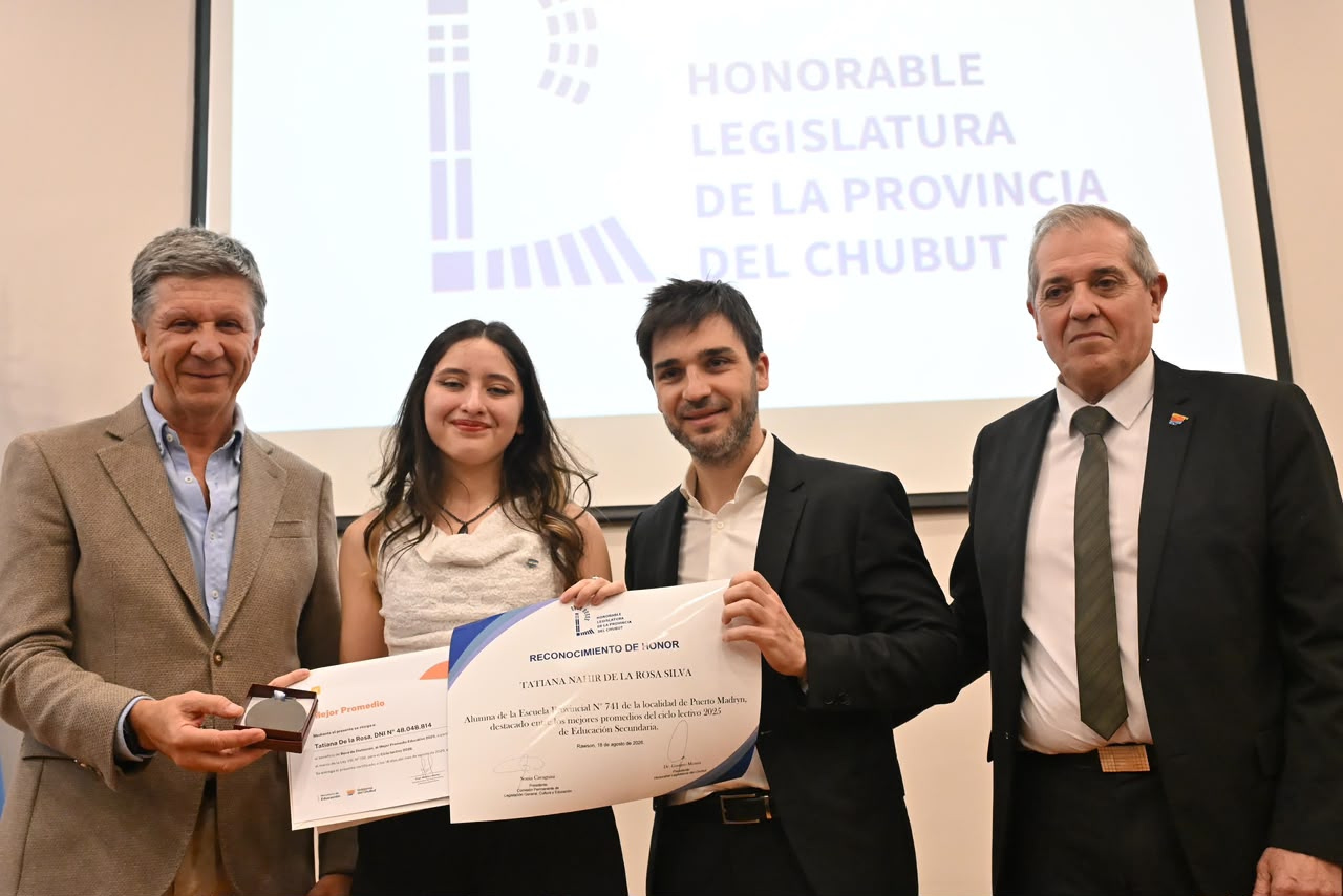Chubut distinguió con becas a los mejores estudiantes de la provincia