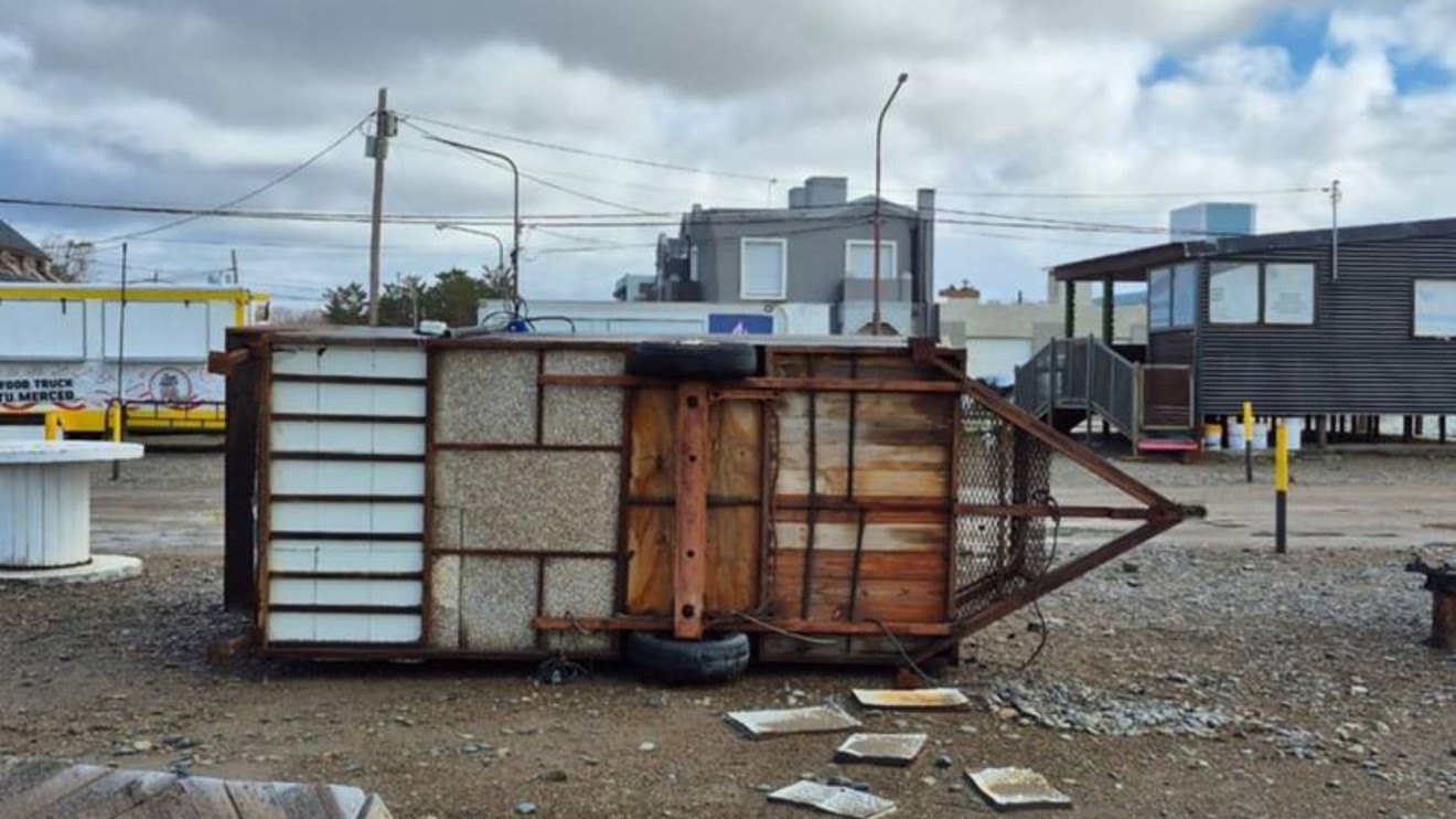 Temporal de viento en Playa Unión: un Food Truck terminó volcado y hubo daños en viviendas
