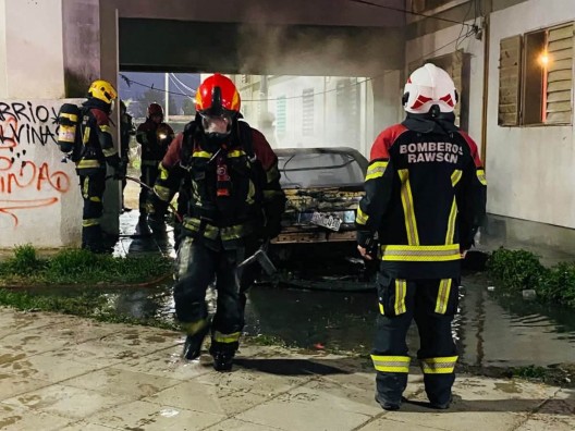 Rawson: un auto se incendió en un complejo de monoblocks y los vecinos tuvieron que salir de sus departamentos