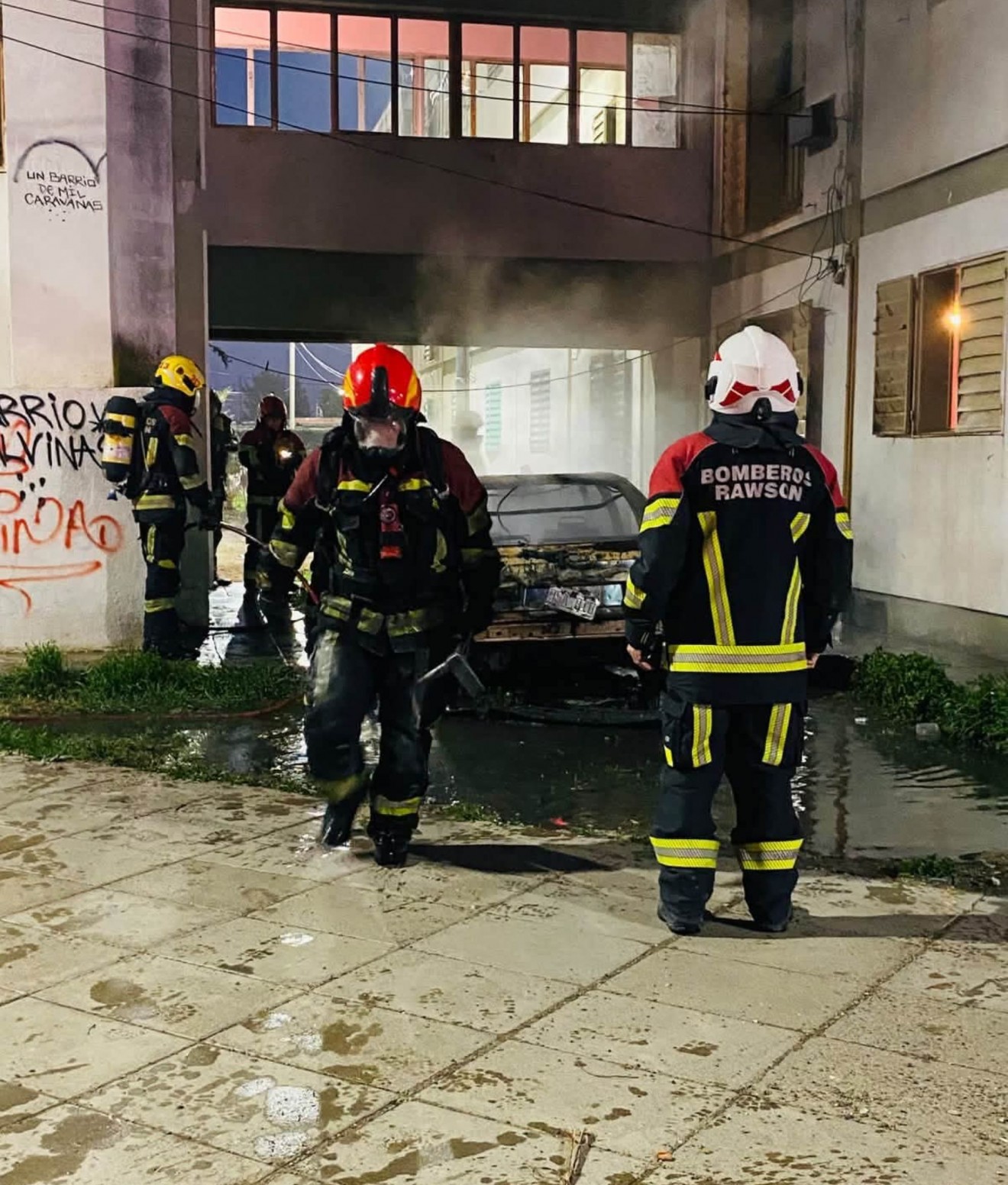 Rawson: un auto se incendió en un complejo de monoblocks y los vecinos tuvieron que salir de sus departamentos