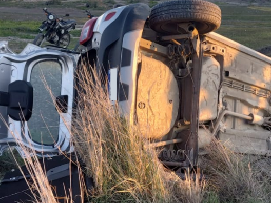Una joven de 17 años volcó con su vehículo en un acceso de Trelew