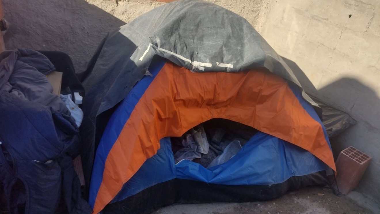 Está en situación de calle y pide un lugar para instalar su carpa a cambio de trabajo