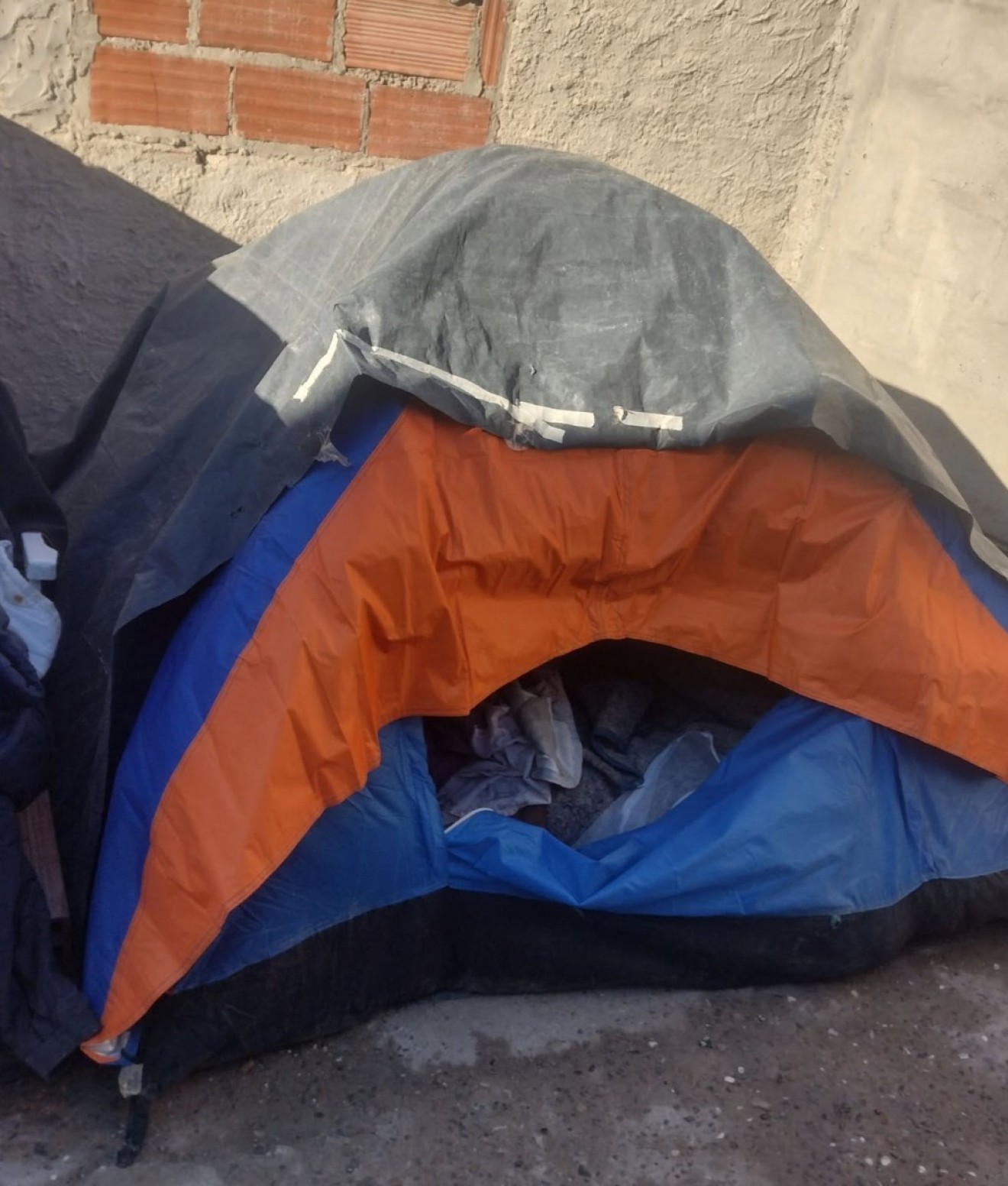 Está en situación de calle y pide un lugar para instalar su carpa a cambio de trabajo