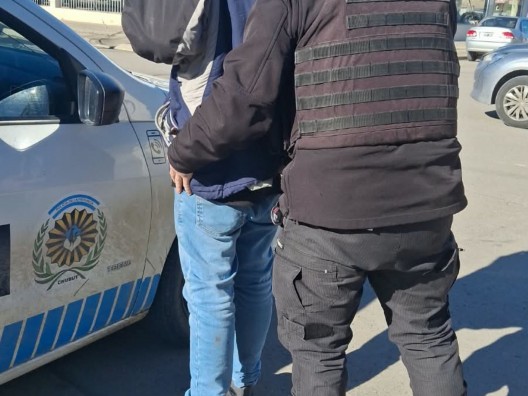 Trelew: una mujer descubrió a un hombre dentro de su auto cuando intentaba robar la batería