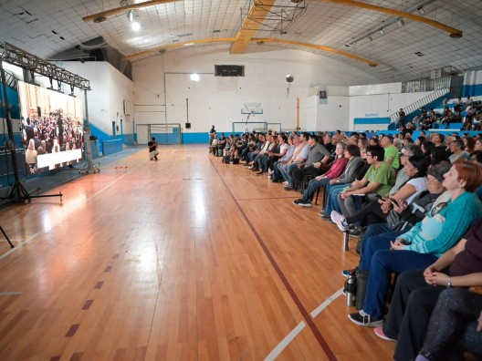 Más de 500 vecinos acompañaron desde Trelew el histórico concierto de la Orquesta del barrio INTA en el Teatro Colón