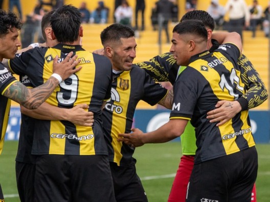 Puerto Madryn: el Aurinegro venció 2-0 a Racing de Córdoba y volvió al cuarto puesto