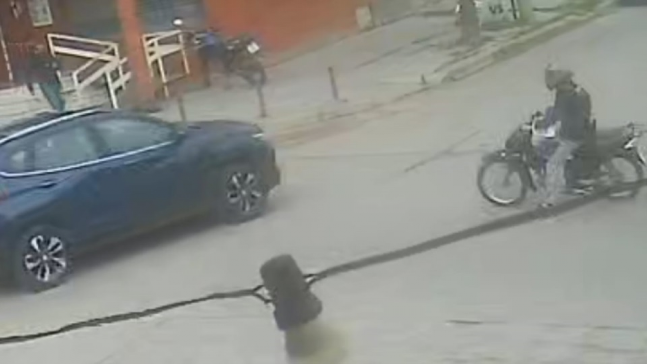 Trelew: el motociclista atropellado y abandonado sufrió fracturas en las piernas y una muñeca