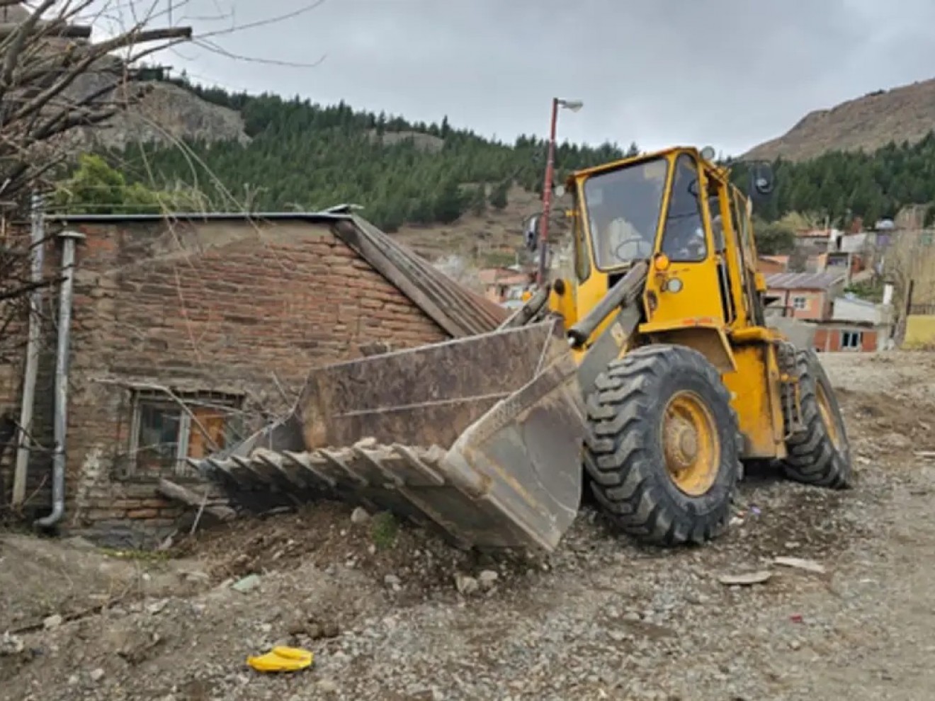 Esquel: una máquina municipal perdió el control y terminó contra una casa