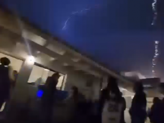 Susto en la zona sur: un rayo impactó contra el techo de una vivienda durante una fuerte tormenta en Puerto Madryn