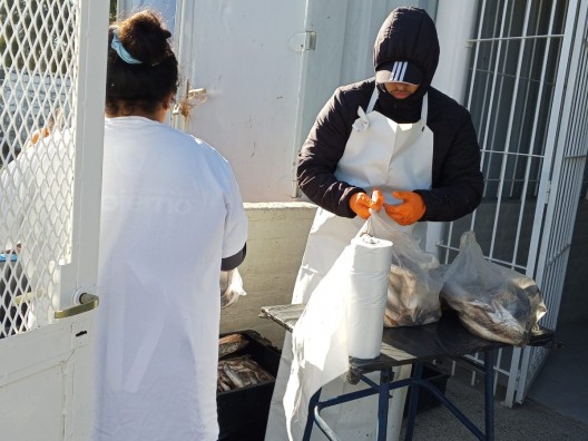 "No quedó nada": la entrega gratuita de merluza en el barrio Galina superó las expectativas