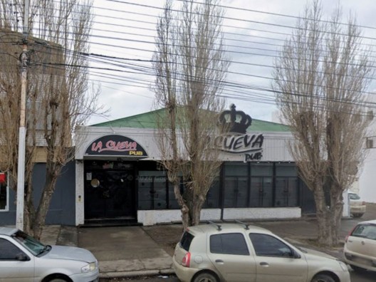 Río Gallegos: dejó a su hija de 7 años encerrada en un auto para ir a bailar y le dictaron una perimetral