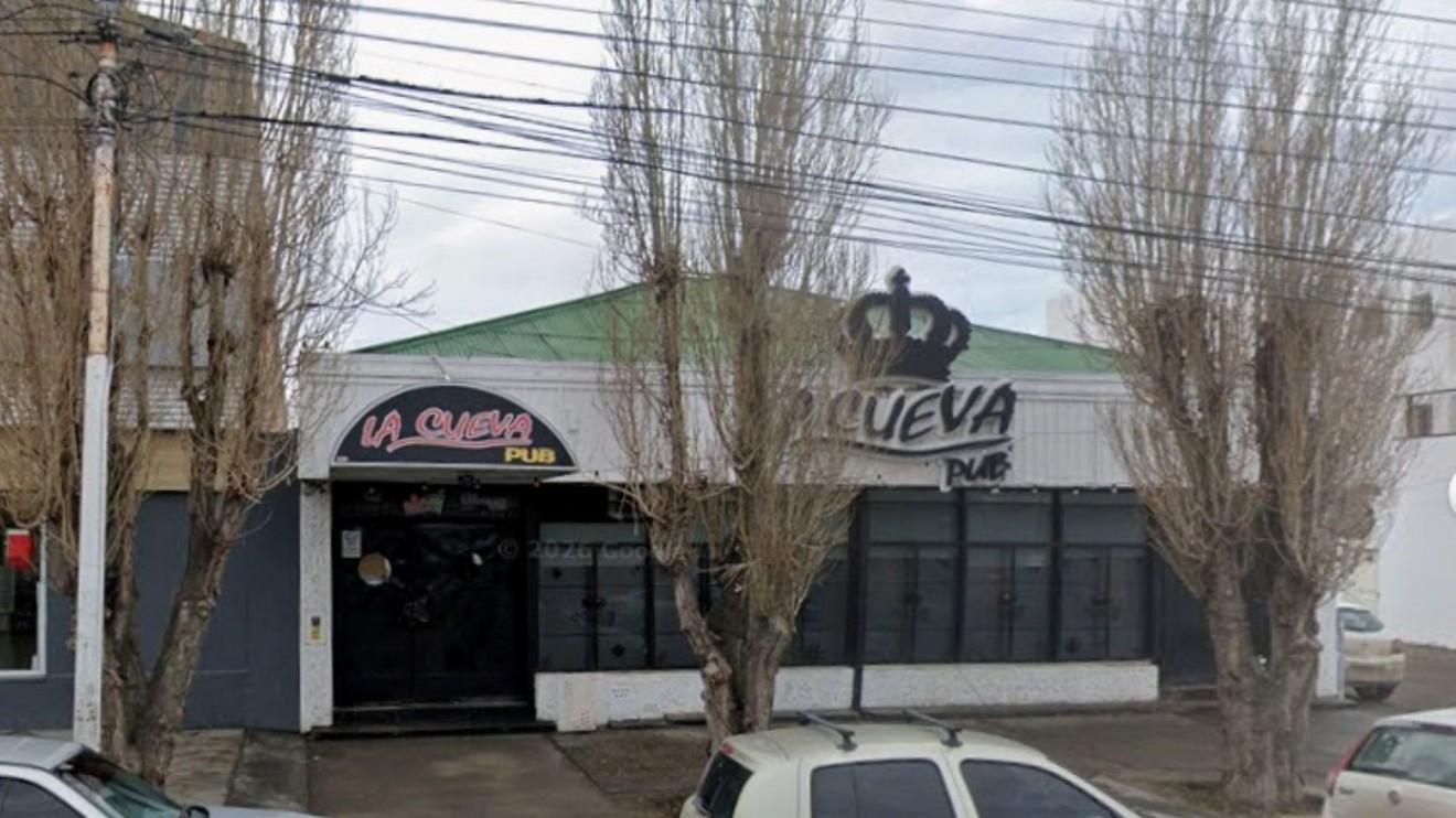 Río Gallegos: dejó a su hija de 7 años encerrada en un auto para ir a bailar y le dictaron una perimetral