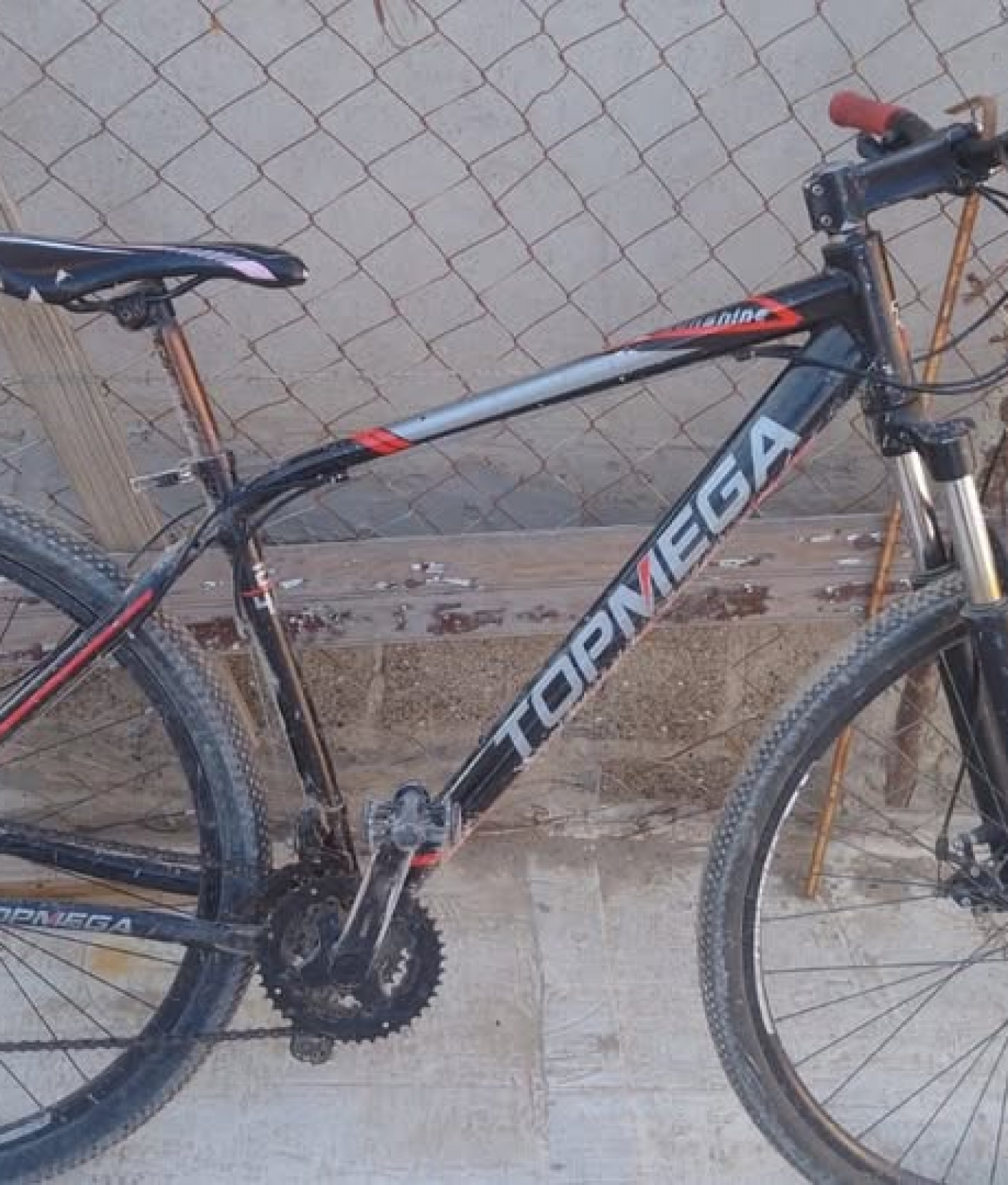 Le robaron la bicicleta de su hijo en Madryn y pide ayuda para recuperarla