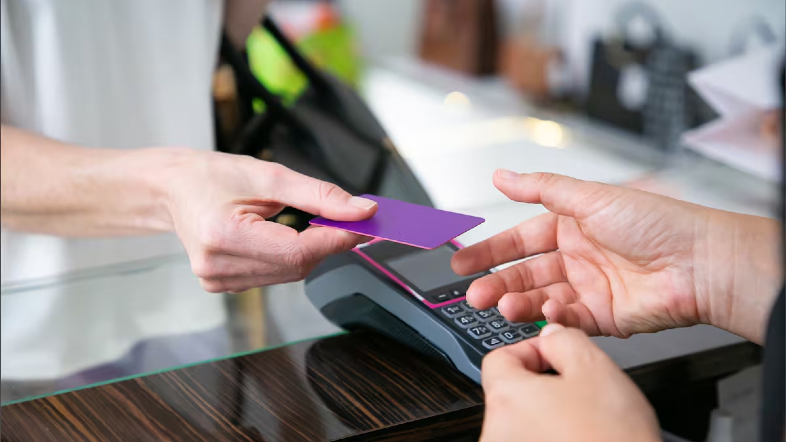 Indignación en Puerto Madryn: le robaron la tarjeta y gastaron su dinero en comercios