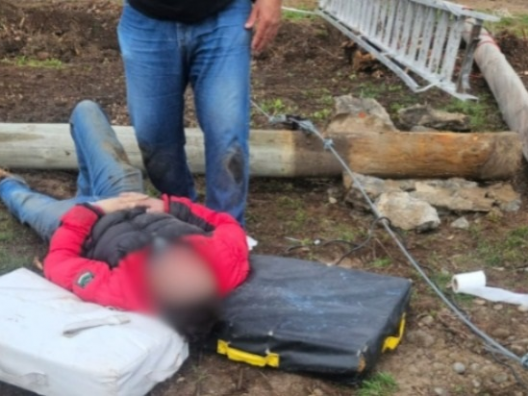 Trelew: un electricista fue trasladado al hospital tras caer de un poste