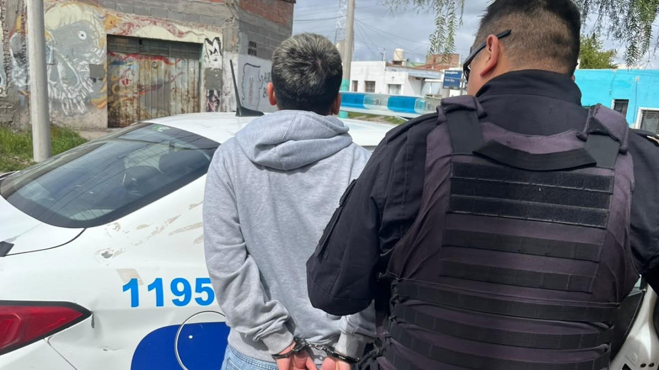 Persecución en Trelew: un joven abandonó su auto y trató de escapar corriendo