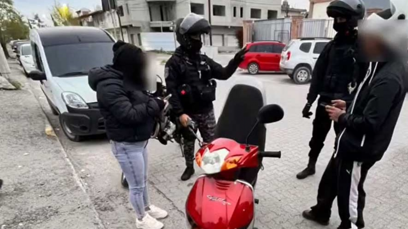 Detuvieron a una joven de 22 años con pedido de captura durante un control en Madryn