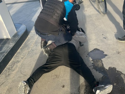 Reconoció su bicicleta robada en una estación de servicio y frustró la fuga de un sospechoso