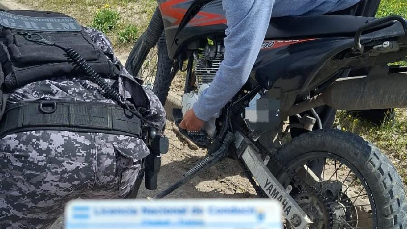 Lo buscaban por un hurto agravado en Madryn y cayó en un control de motos en Trelew