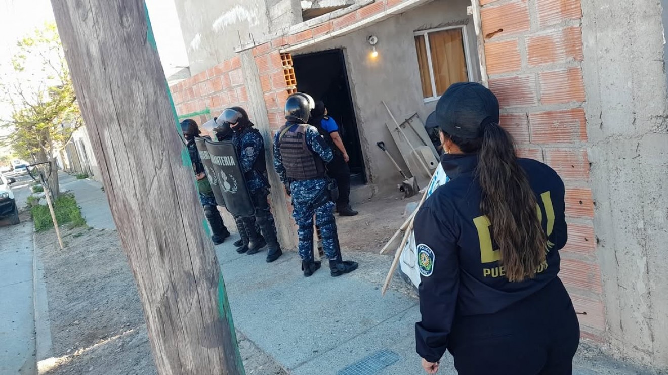 Balacera a plena luz del día en Madryn: un detenido tras tres allanamientos