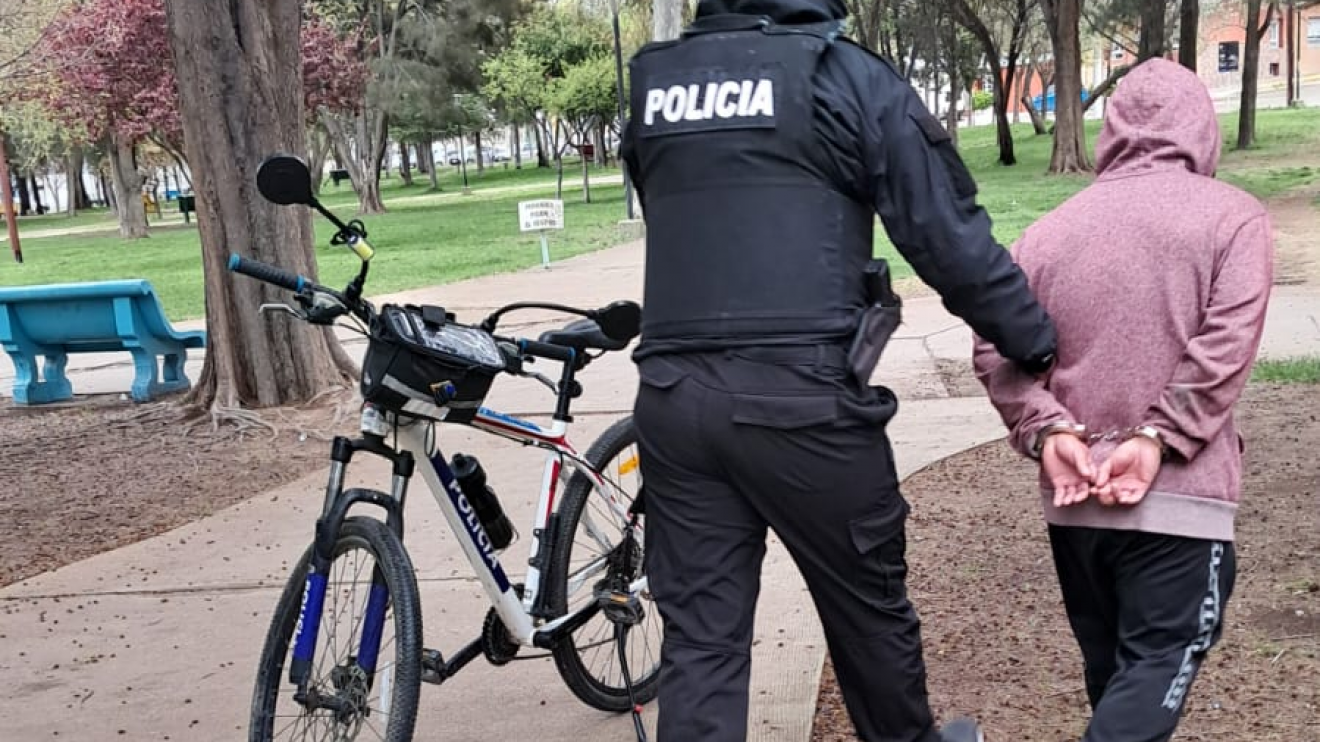 Milagro en Trelew: una camioneta volcó en la rotonda de la Ruta 25 tras morder la banquina por la llovizna
