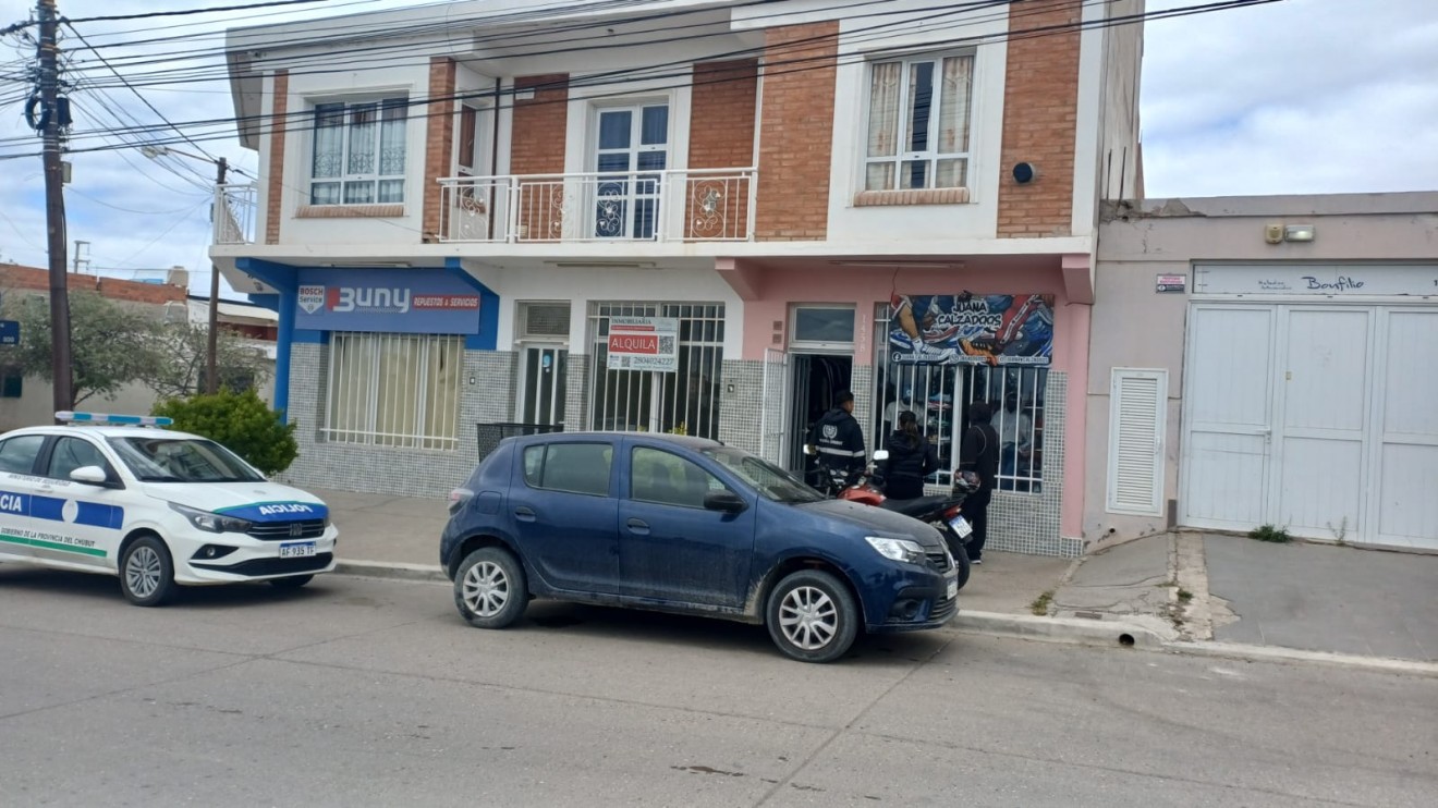 Violento robo en una zapatería de Puerto Madryn: buscan un Gol Trend rojo sin patente trasera
