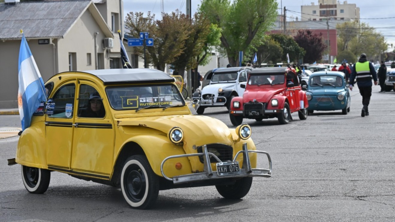 Más de 120 autos clásicos recorrerán la Ruta Azul en la Vuelta Doble Camarones