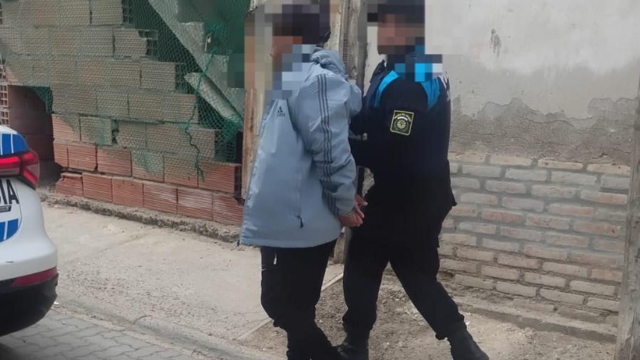 Puerto Madryn: intentó forzar la puerta de una casa donde estaban dos niños y fue detenido