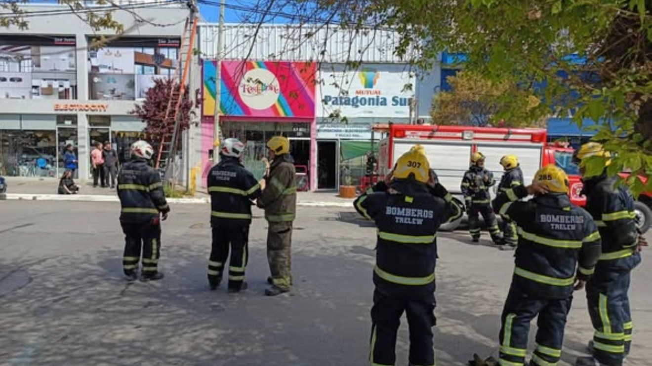 Feroz incendio en un comercio de Trelew: rápida respuesta de Bomberos Voluntarios evitó una tragedia