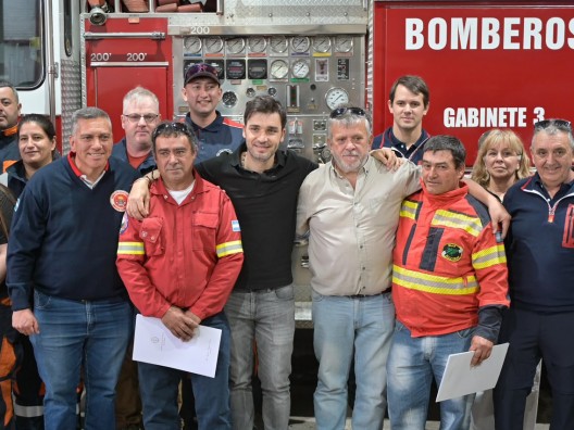 Torres firmó un convenio para incorporar ocho nuevos camiones al sistema de Bomberos Voluntarios del Chubut