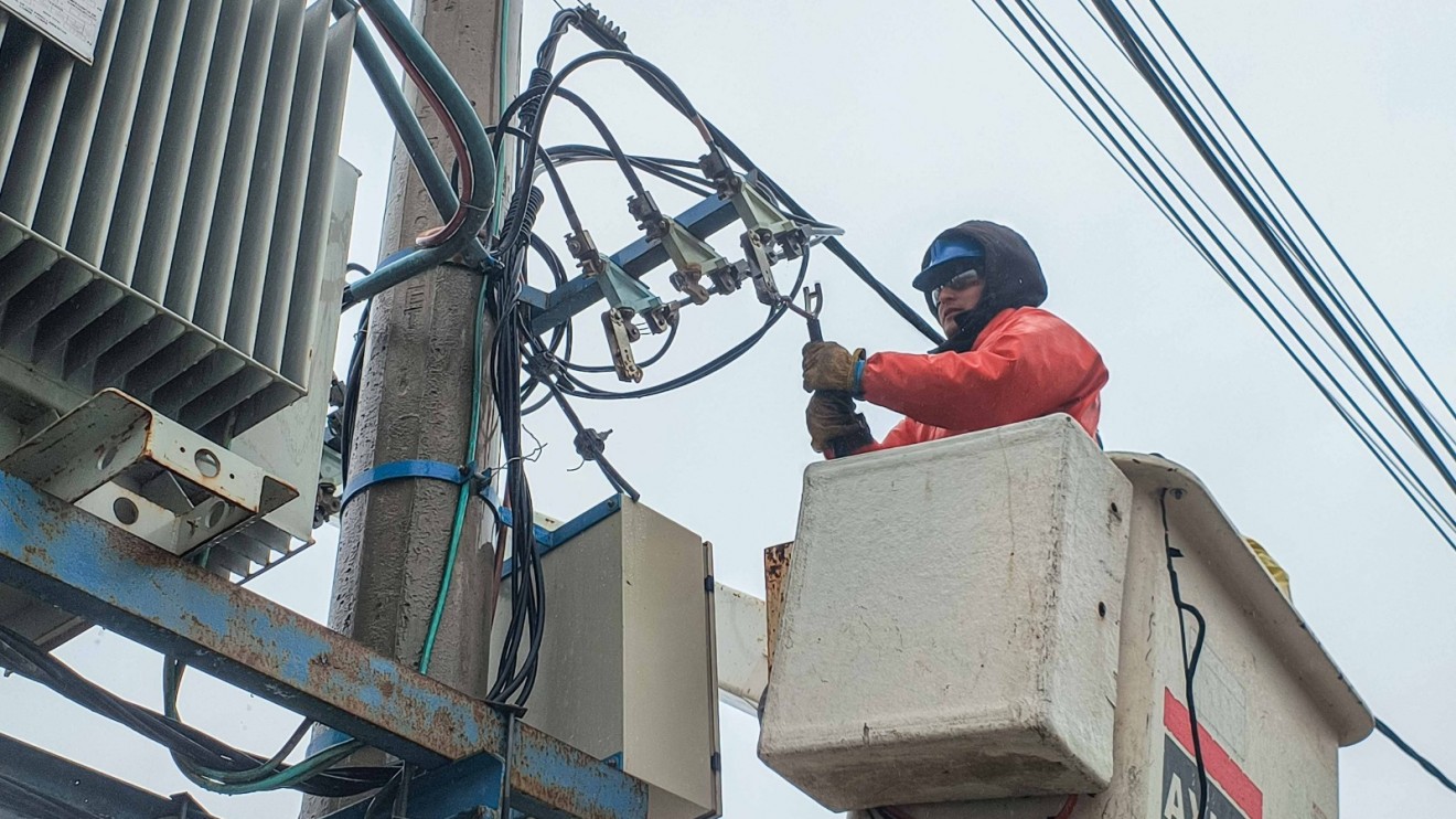 Servicoop refuerza los controles en la red eléctrica ante el temporal de lluvia