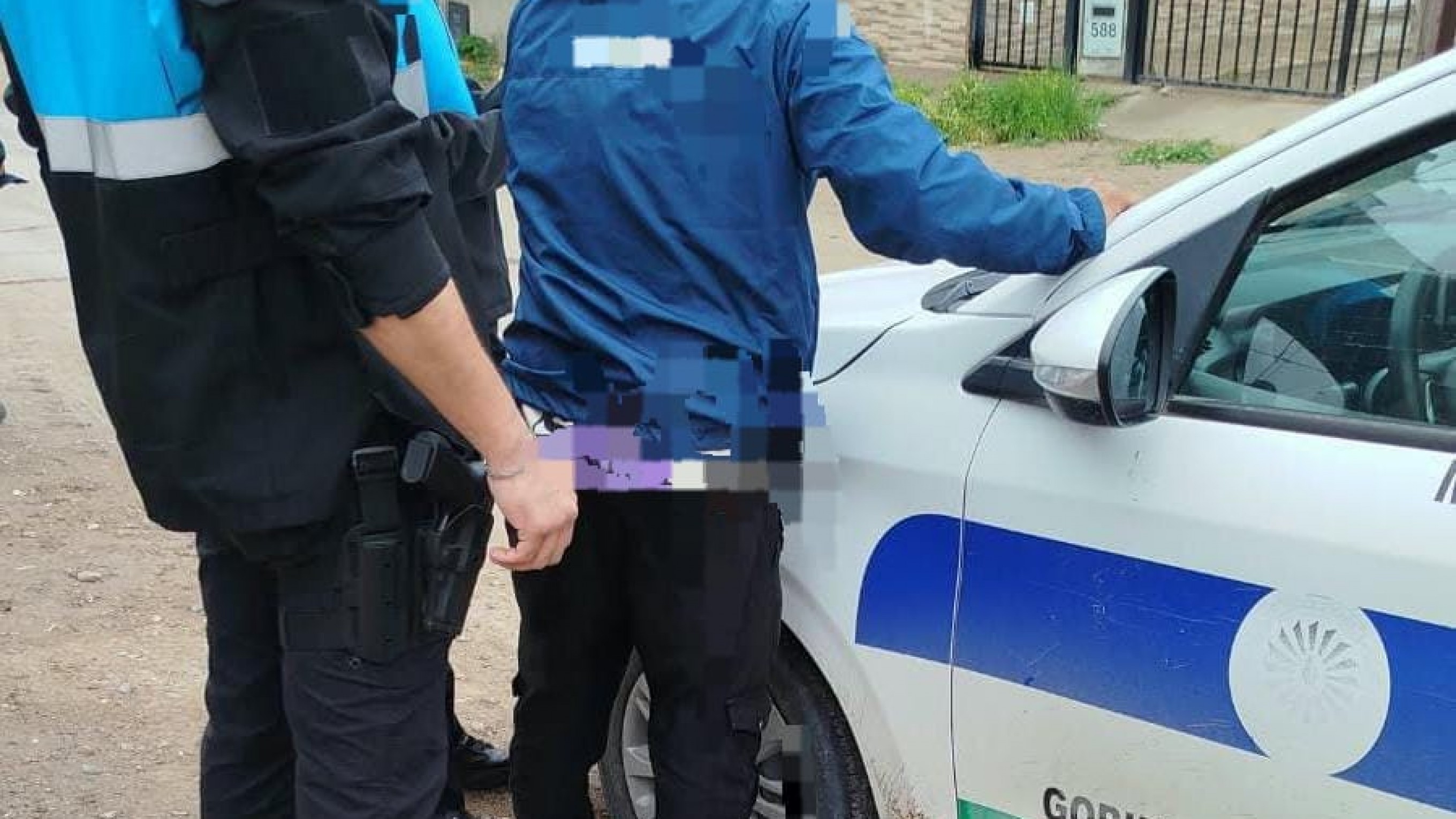 Por una gorra y un cargador: golpeó a un joven en Madryn, escapó dos veces y terminó detenido