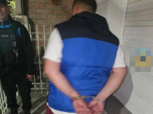 Puerto Madryn: quiso entrar a su casa, no pudo abrir y encontró a un intruso adentro