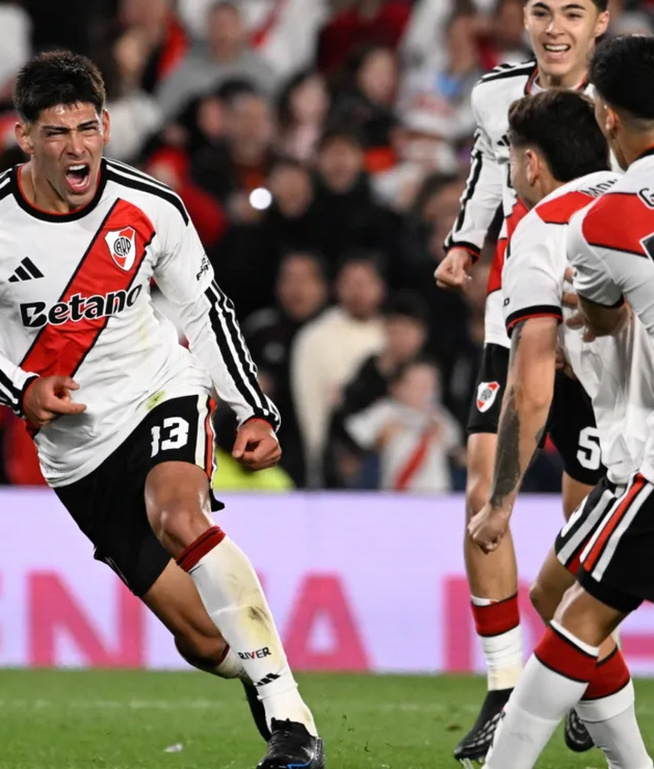 River venció a Racing y se acercó a los puestos de clasificación a la Copa Libertadores