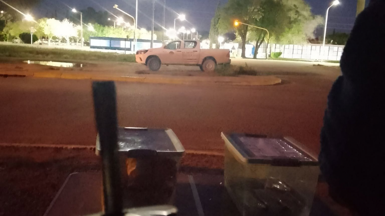 Desde las 5 de la mañana, firmes con su papá: venden raspaditas y pan con chicharrón para salir adelante en Puerto Madryn