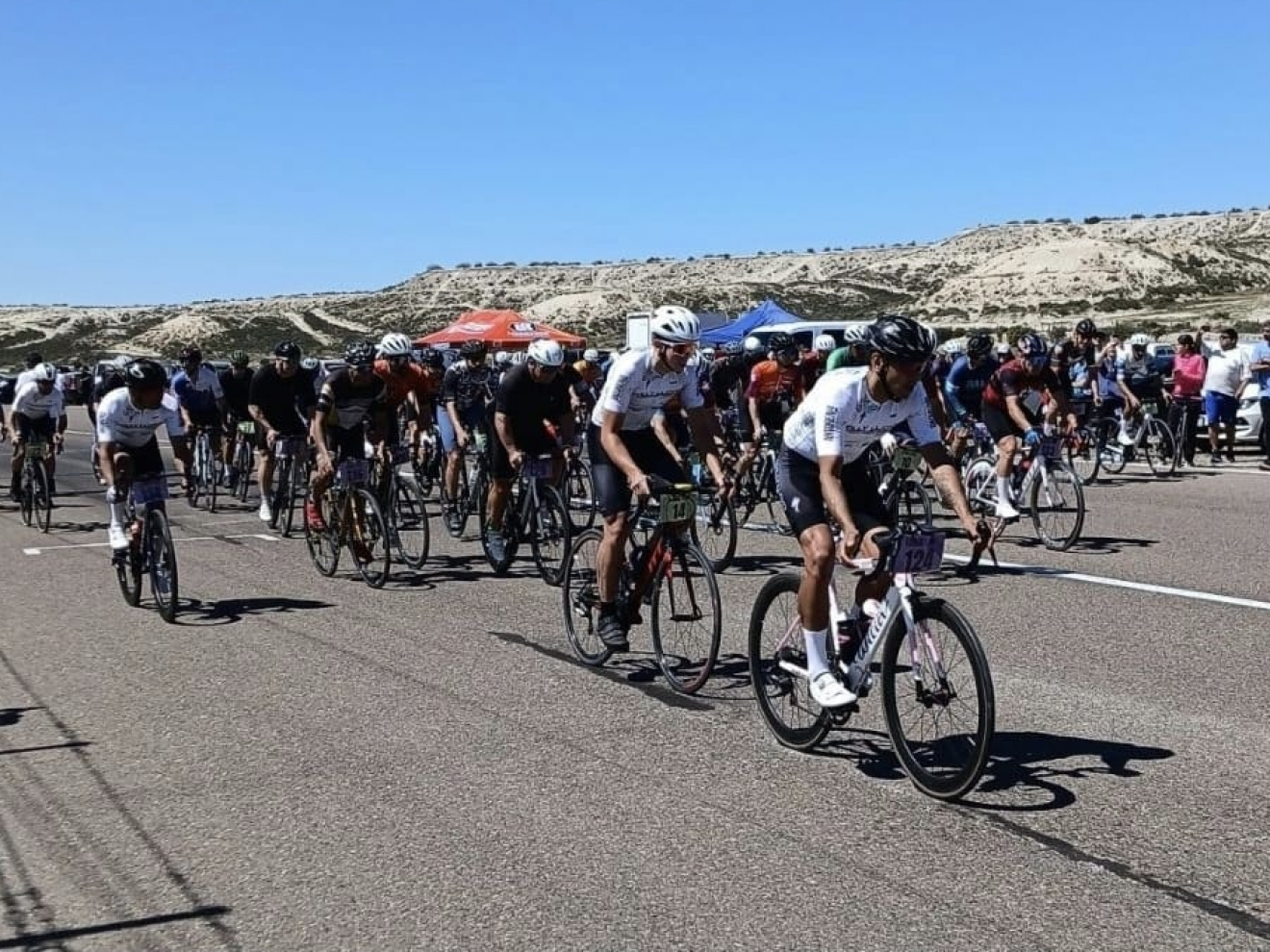 Escándalo en Trelew: un ciclista empujó a otro fuera de la pista y la pelea continuó después de la carrera