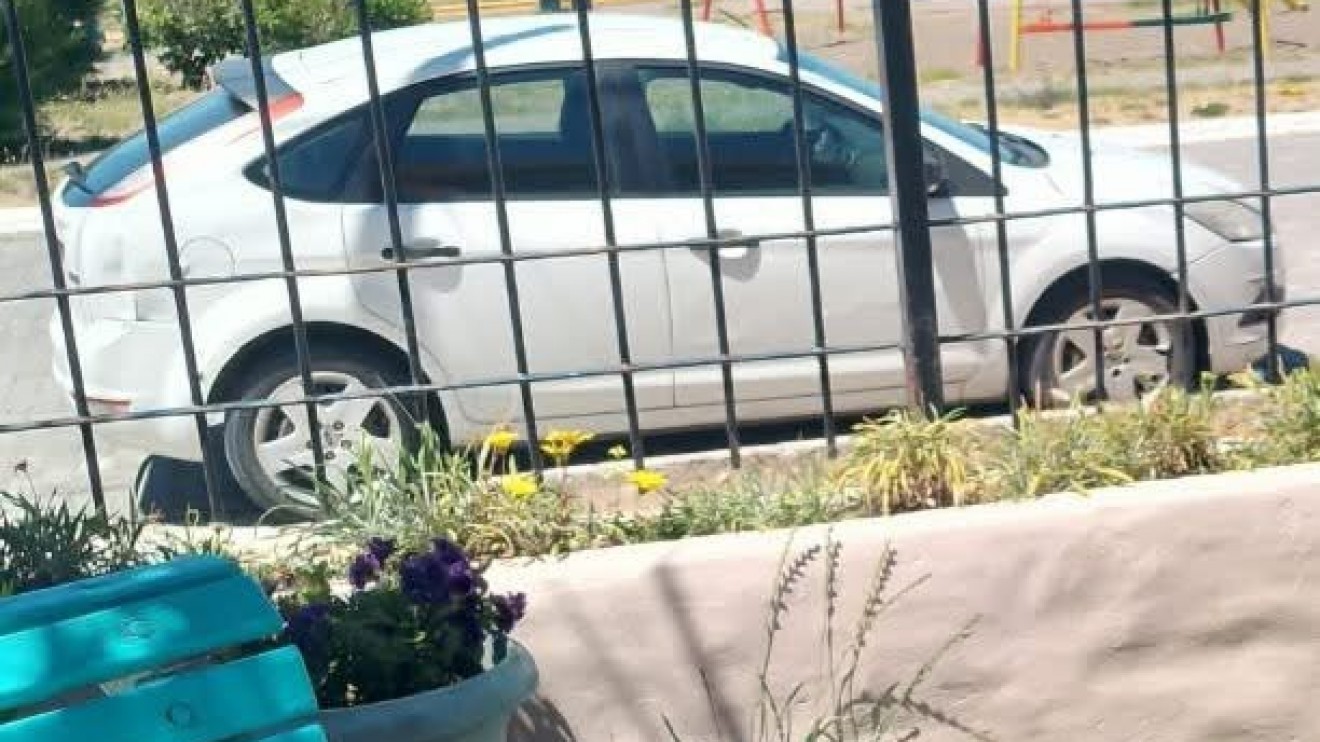 Misterioso hallazgo en Puerto Madryn: encontraron un auto robado en Trelew con un vidrio roto